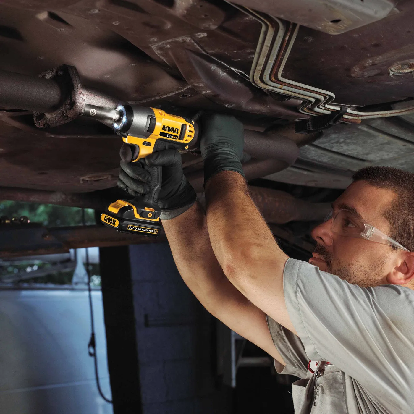 DeWalt DCF813S2 3/8" 12V MAX Cordless Impact Wrench Kit